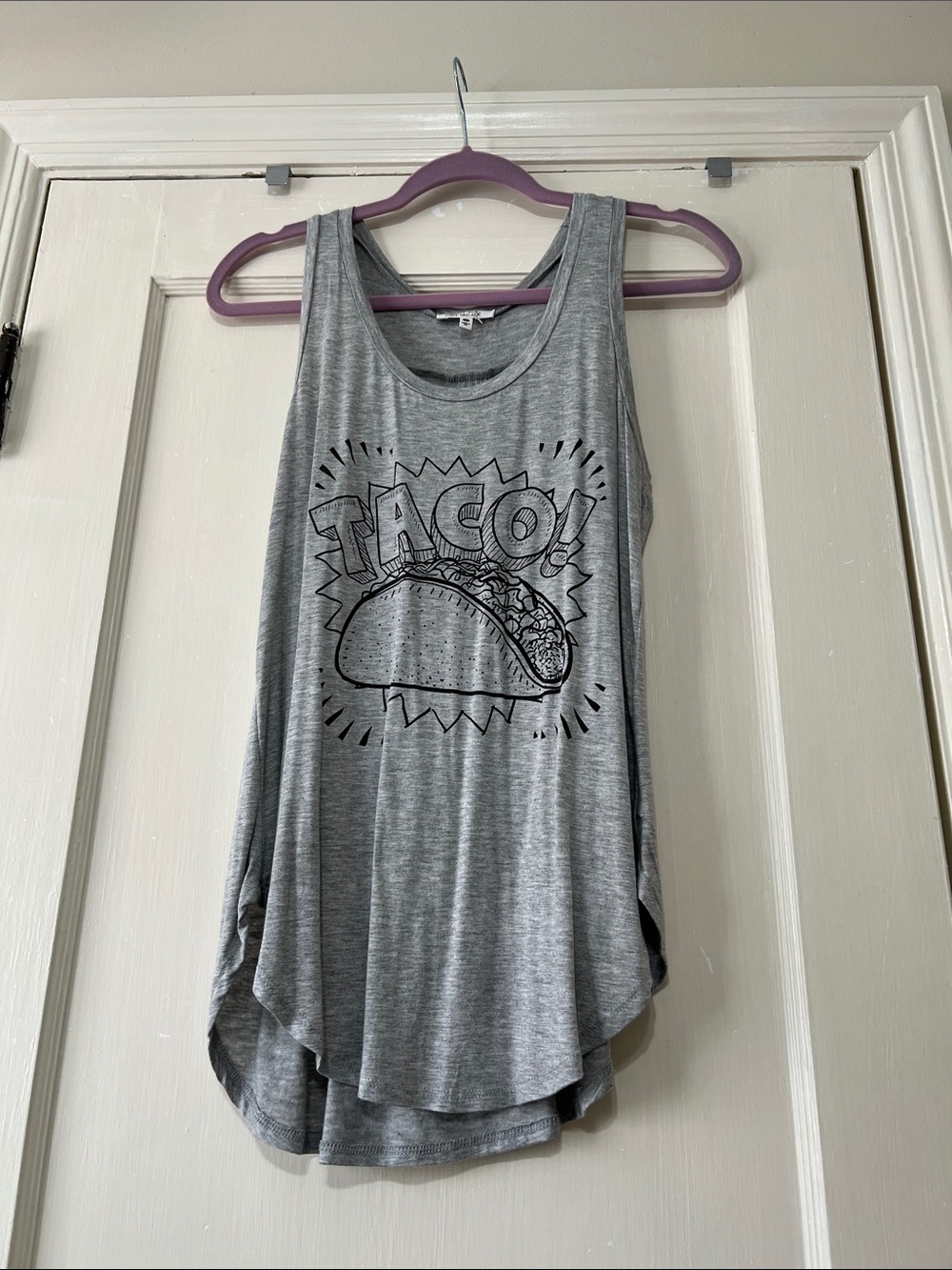 Messy Bun Just Chillin Women’s Gray Taco Graphic Tank Top